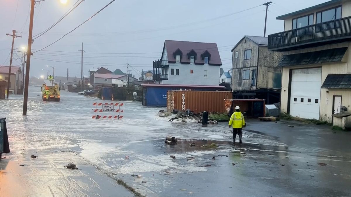 Hrozí největší záplavy za 50 let, Aljašku zasáhla silná bouře